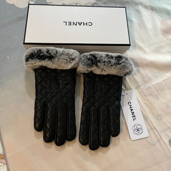 Chanel Quilted Lambskin And Rabbit Fur Trim Gloves - Picture 2 of 7
